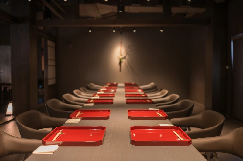 二樓則規劃5間包廂，每間可容納4-10人。