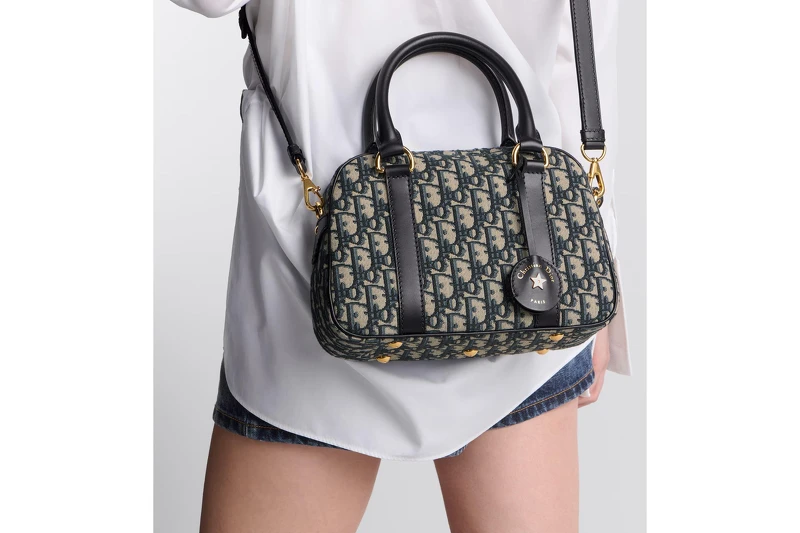 D-Vibe 中型保齡球包,NT$105,000。 D-Vibe 中型保齡球包,NT$105,000。