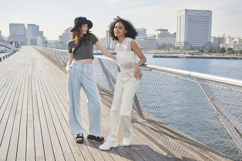 女裝輕型牛仔寬褲優惠價NT$690。