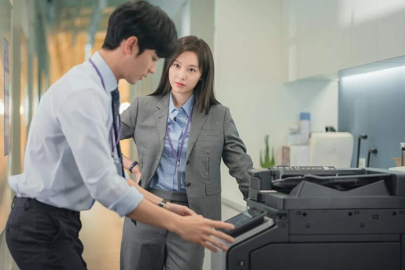 由金智媛演員本人證實角色洪海仁先愛上白賢佑,因為捲起袖子、露出手臂太誘人 由金智媛演員本人證實角色洪海仁先愛上白賢佑,因為捲起袖子、露出手臂太誘人