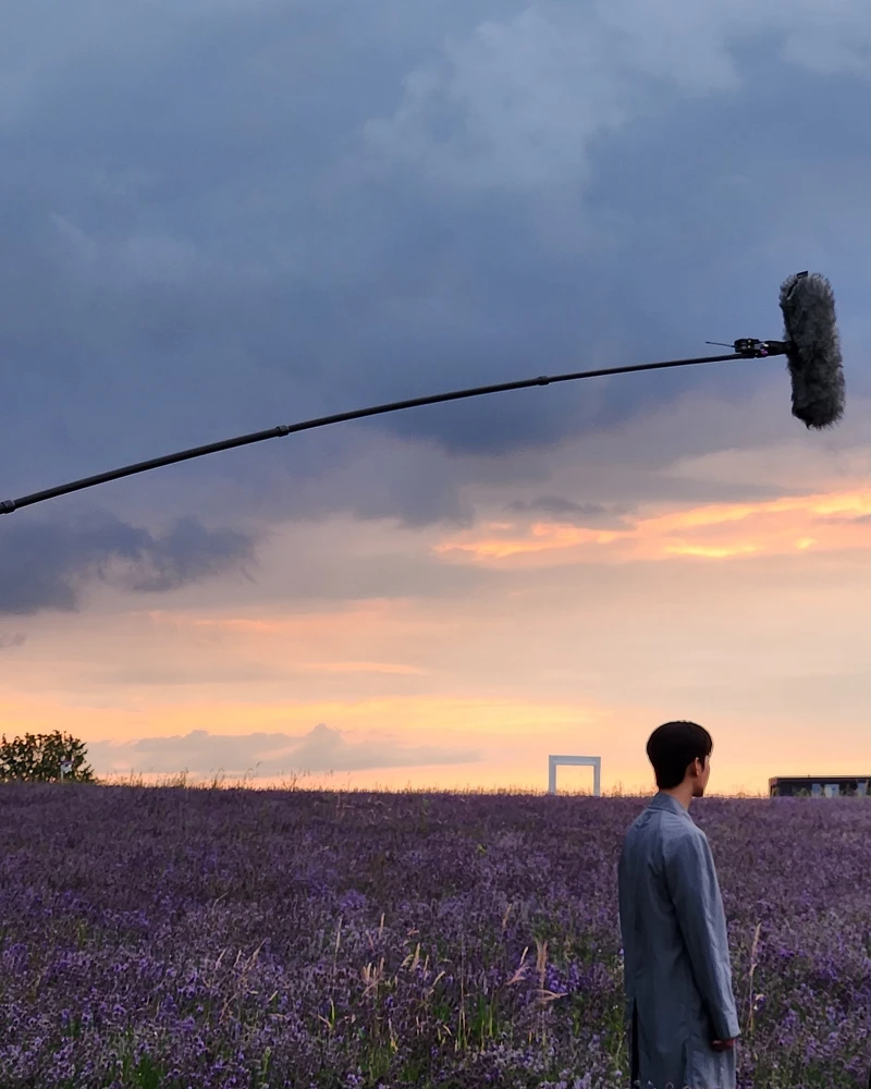 金秀賢在IG裡PO出薰衣草田照並望向遠處,是在等金智媛? 金秀賢在IG裡PO出薰衣草田照並望向遠處,是在等金智媛?