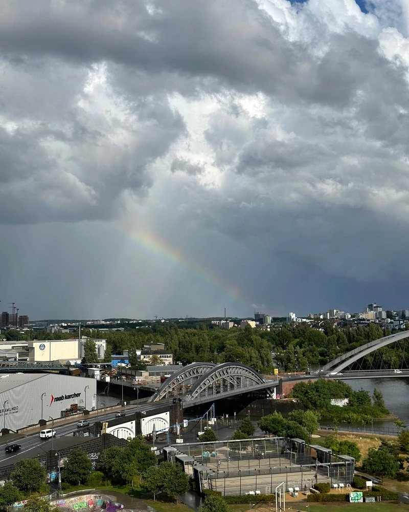 金秀賢在IG裡PO出大橋照,是一路跑過來、愛情鎖還在的大橋嗎!? 金秀賢在IG裡PO出大橋照,是一路跑過來、愛情鎖還在的大橋嗎!?