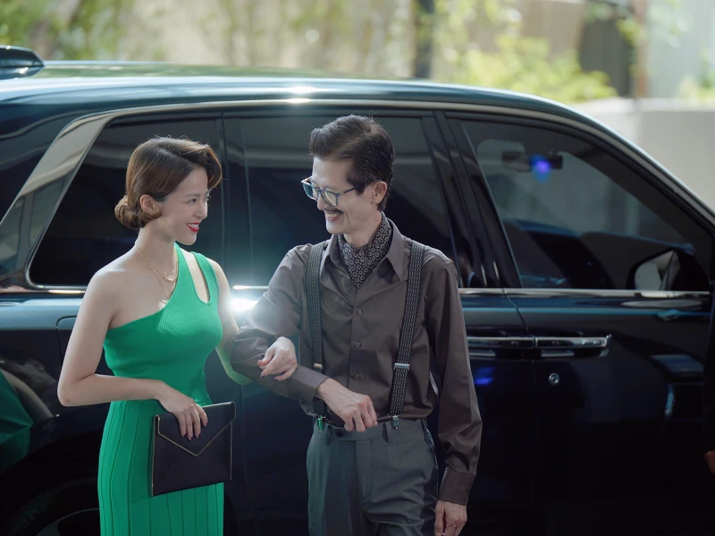 小妹蘇秉愛(蘇晏霈 飾)成為大老闆(阿西 飾)特別助理,卻什麼事也不用做 小妹蘇秉愛(蘇晏霈 飾)成為大老闆(阿西 飾)特別助理,卻什麼事也不用做