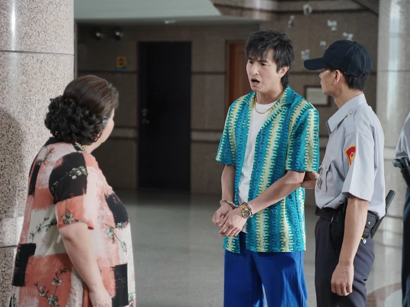 《我的婆婆怎麼那麼可愛2》王少偉飾演的二兒子蘇秉孝來到法院,被警方上銬帶走 《我的婆婆怎麼那麼可愛2》王少偉飾演的二兒子蘇秉孝來到法院,被警方上銬帶走