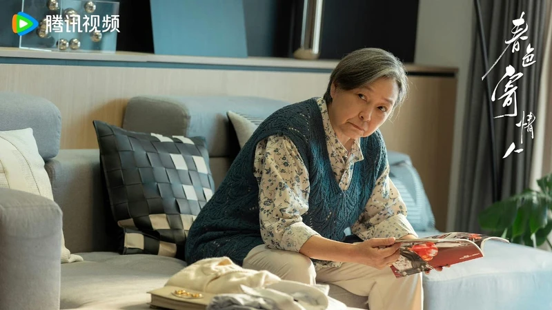 方芳劇中飾演李現的奶奶。 方芳劇中飾演李現的奶奶。