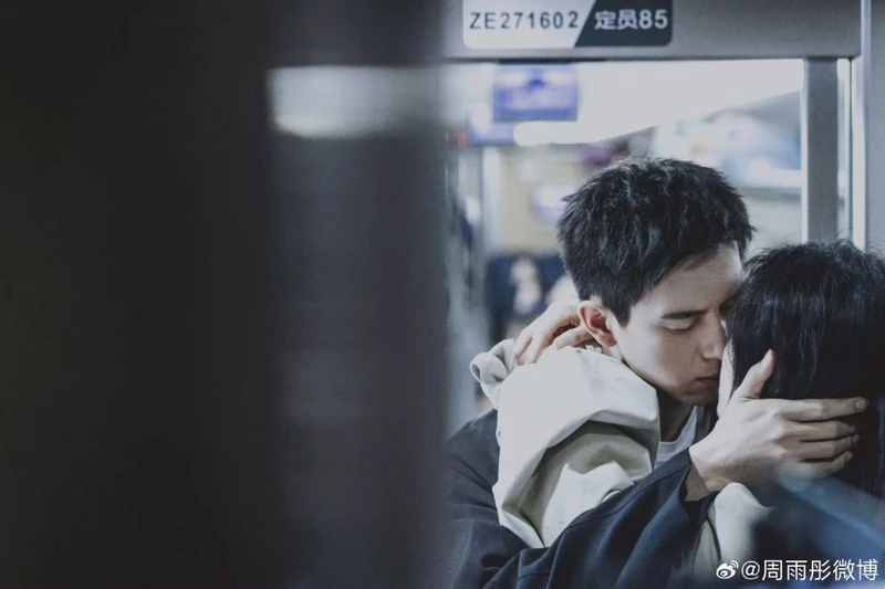 圖說:《春色寄情人》官方與周雨彤率先曬出「高鐵吻」被偷拍照。 圖說:《春色寄情人》官方與周雨彤率先曬出「高鐵吻」被偷拍照。