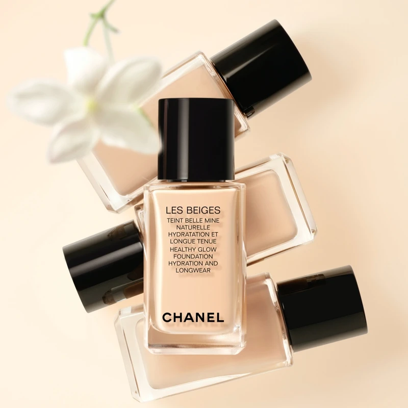 CHANEL香奈兒恆潤裸光水慕絲粉底 SPF25/PA++情境圖。