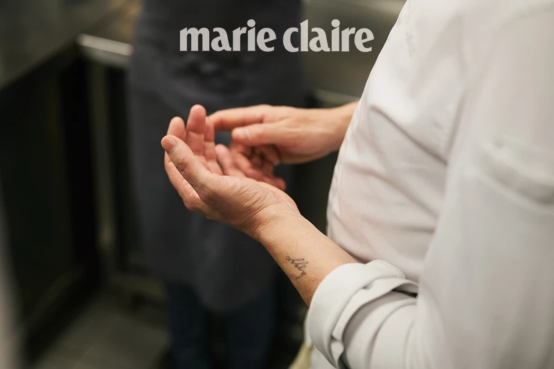 主廚左手有丹麥文「hygge」的刺青，提醒著他享受生活中微小而簡單的每一件事情。