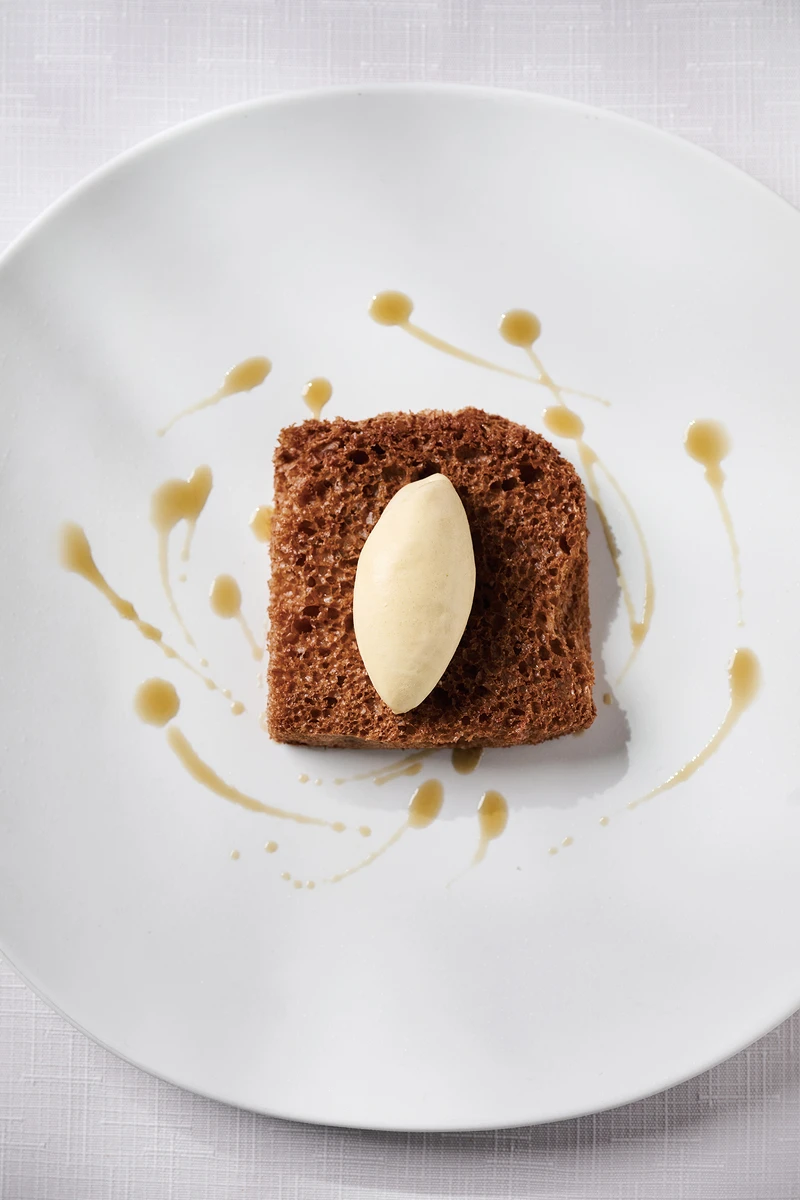 主廚特別介紹了2022年的菜色「岩雪」，這道甜點透過輕盈的慕斯、濃郁的巧克力、啤酒花製成的苦味冰淇淋，展現了不同的質地、風味上的平衡，濃韻與清爽也成了有趣的對比。