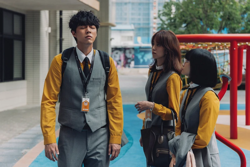 全新靈異職人輕喜劇《幸福房屋事件簿》釋出「陰陽鼻篇」最新預告,蔡凡熙(左)靈敏嗅覺讓阿飄無所遁形,成為陳庭妮(中)專屬「凶宅犬」聯手調查疑似鬧鬼的房產物件。 全新靈異職人輕喜劇《幸福房屋事件簿》釋出「陰陽鼻篇」最新預告,蔡凡熙(左)靈敏嗅覺讓阿飄無所遁形,成為陳庭妮(中)專屬「凶宅犬」聯手調查疑似鬧鬼的房產物件。