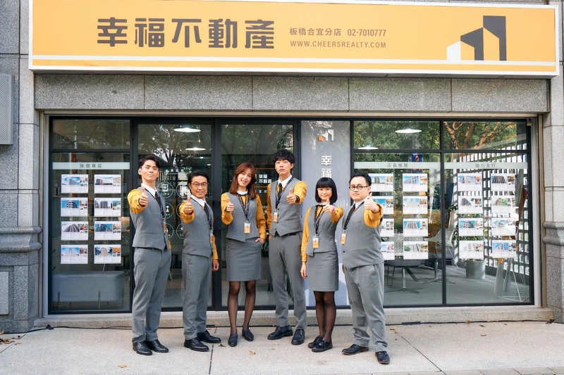 幸福不動產全員歡慶開張大吉!全新戲劇《幸福房屋事件簿》環繞凶宅故事,呈現房仲業者的甘苦面和工作細節。 幸福不動產全員歡慶開張大吉!全新戲劇《幸福房屋事件簿》環繞凶宅故事,呈現房仲業者的甘苦面和工作細節。