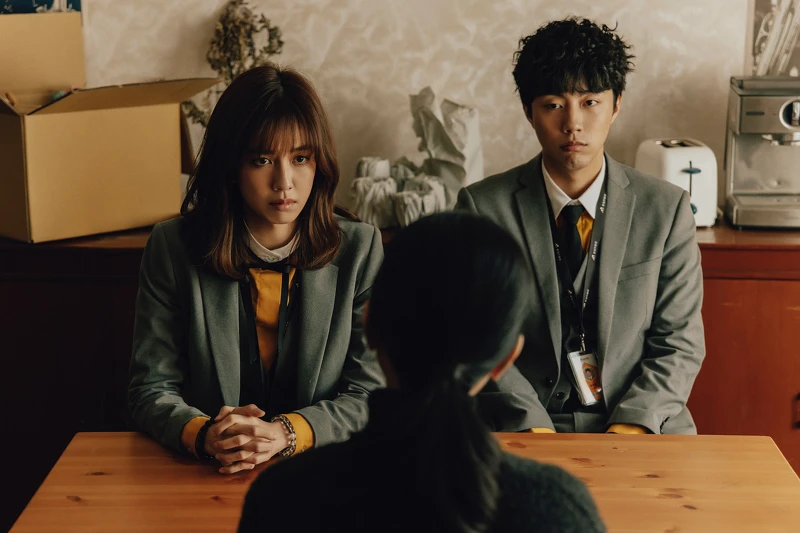 《幸福房屋事件簿》陳庭妮(左)飾演資深房仲,帶著新進菜鳥蔡凡熙(右)四處查訪疑似發生過兇案的房源。 《幸福房屋事件簿》陳庭妮(左)飾演資深房仲,帶著新進菜鳥蔡凡熙(右)四處查訪疑似發生過兇案的房源。