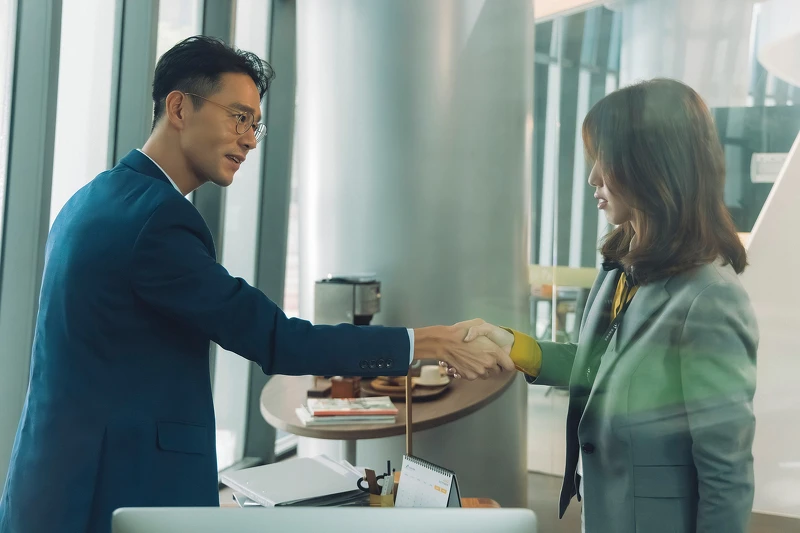 丁春誠在《幸福房屋事件簿》飾演房仲公司高層,託付陳庭妮(右)製作凶宅地圖拚業績。 丁春誠在《幸福房屋事件簿》飾演房仲公司高層,託付陳庭妮(右)製作凶宅地圖拚業績。