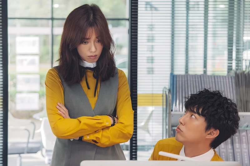 陳庭妮(左)、蔡凡熙(右)在全新靈異職人輕喜劇《幸福房屋事件簿》扮演專門處理凶宅案件的超級房仲。 陳庭妮(左)、蔡凡熙(右)在全新靈異職人輕喜劇《幸福房屋事件簿》扮演專門處理凶宅案件的超級房仲。