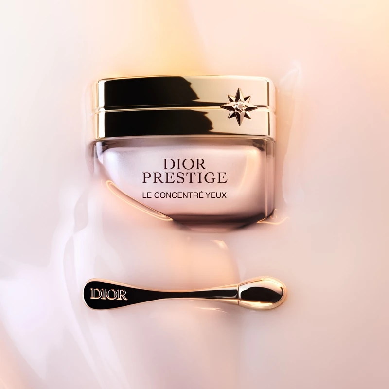 Dior迪奧2024全新精萃再生玫瑰賦活眼霜情境圖。