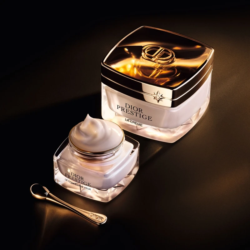 Dior迪奧精萃再生玫瑰賦活眼霜與精萃再生玫瑰賦活乳霜(一般型)情境圖。