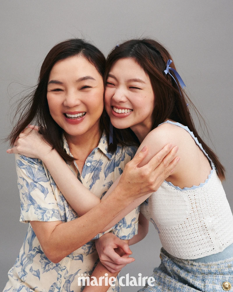 媽媽Vivien/米色藍印花長洋裝,Sandro。林宴慈/白色針織背心、藍色千鳥格毛呢短裙,both by Sandro。 媽媽Vivien/米色藍印花長洋裝,Sandro。林宴慈/白色針織背心、藍色千鳥格毛呢短裙,both by Sandro。