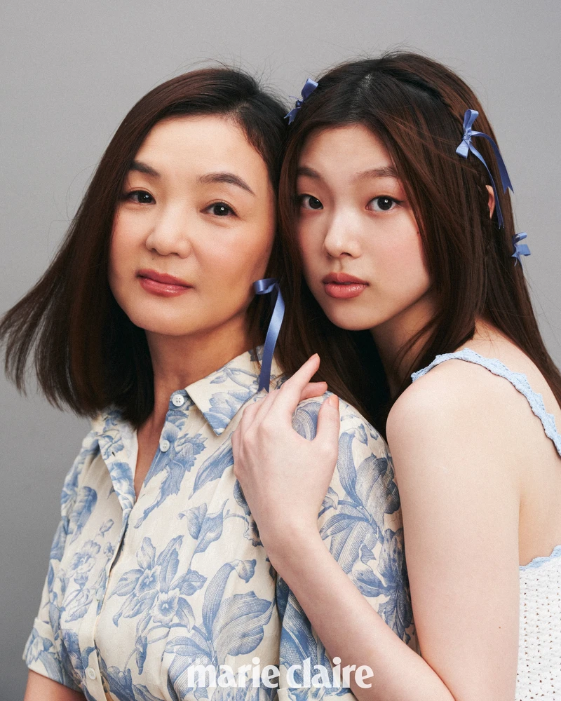 媽媽Vivien/米色藍印花長洋裝,Sandro。林宴慈/白色針織背心,Sandro。 媽媽Vivien/米色藍印花長洋裝,Sandro。林宴慈/白色針織背心,Sandro。