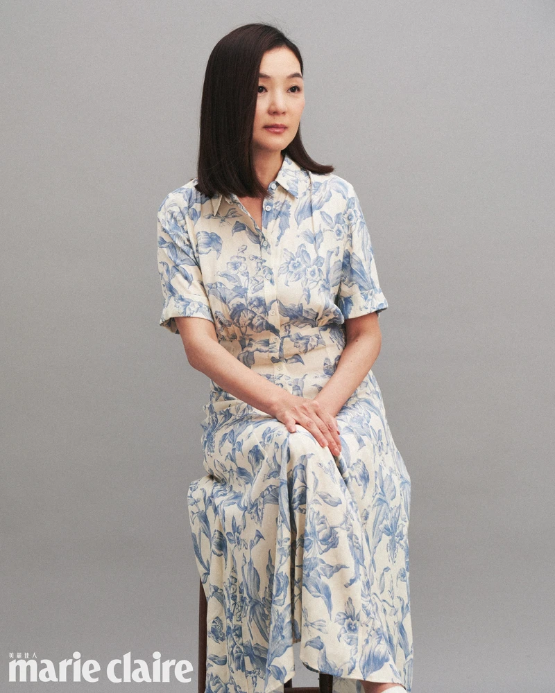 媽媽Vivien/米色藍印花長洋裝,Sandro;米白色樂福鞋,Sandro;金色手環,私物。 媽媽Vivien/米色藍印花長洋裝,Sandro;米白色樂福鞋,Sandro;金色手環,私物。