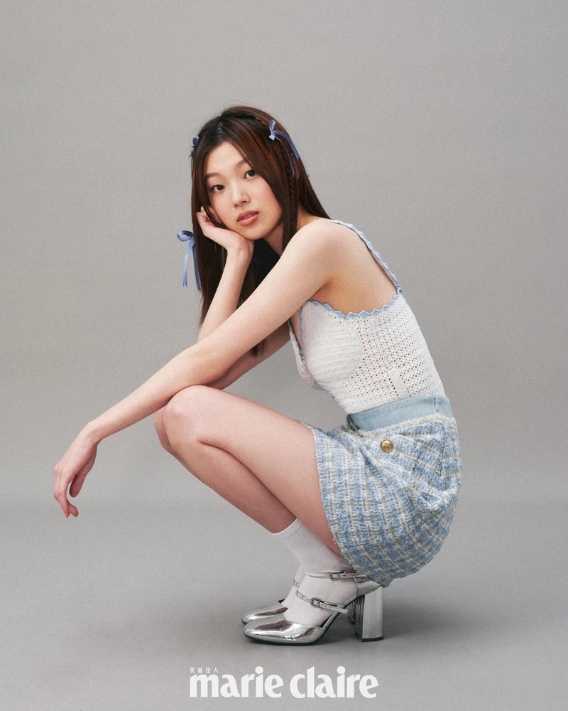 林宴慈/白色針織背心、藍色千鳥格毛呢短裙,both by Sandro;銀色瑪莉珍跟鞋,Max&Co。 林宴慈/白色針織背心、藍色千鳥格毛呢短裙,both by Sandro;銀色瑪莉珍跟鞋,Max&Co。