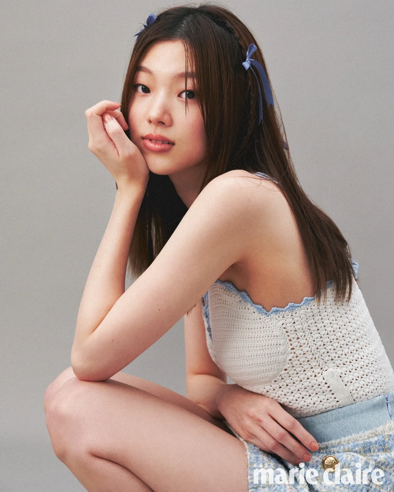 林宴慈/白色針織背心、藍色千鳥格毛呢短裙,both by Sandro。 林宴慈/白色針織背心、藍色千鳥格毛呢短裙,both by Sandro。