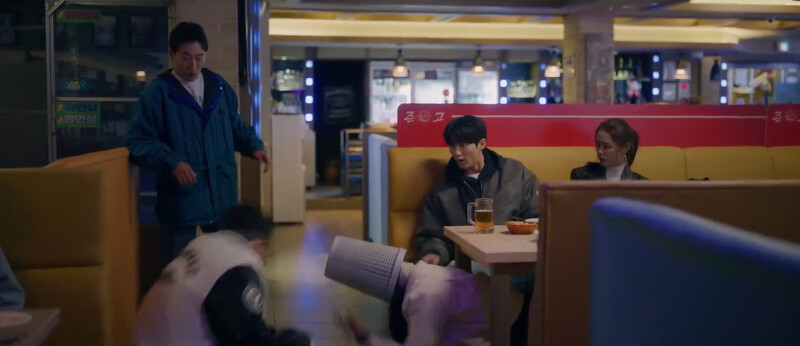 任率(桌下)不管穿越幾次,都不改令人印象深刻的作風 任率(桌下)不管穿越幾次,都不改令人印象深刻的作風