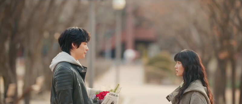 太成還是喜歡任率,擔心她的安危,跑來學校關切 太成還是喜歡任率,擔心她的安危,跑來學校關切