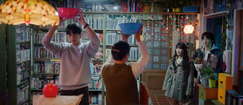 任率(右二)回家發現善宰(左一)被當苦力 任率(右二)回家發現善宰(左一)被當苦力