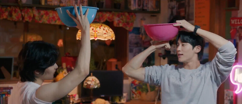 兩位中二生爭風吃醋比肌肉大小 兩位中二生爭風吃醋比肌肉大小