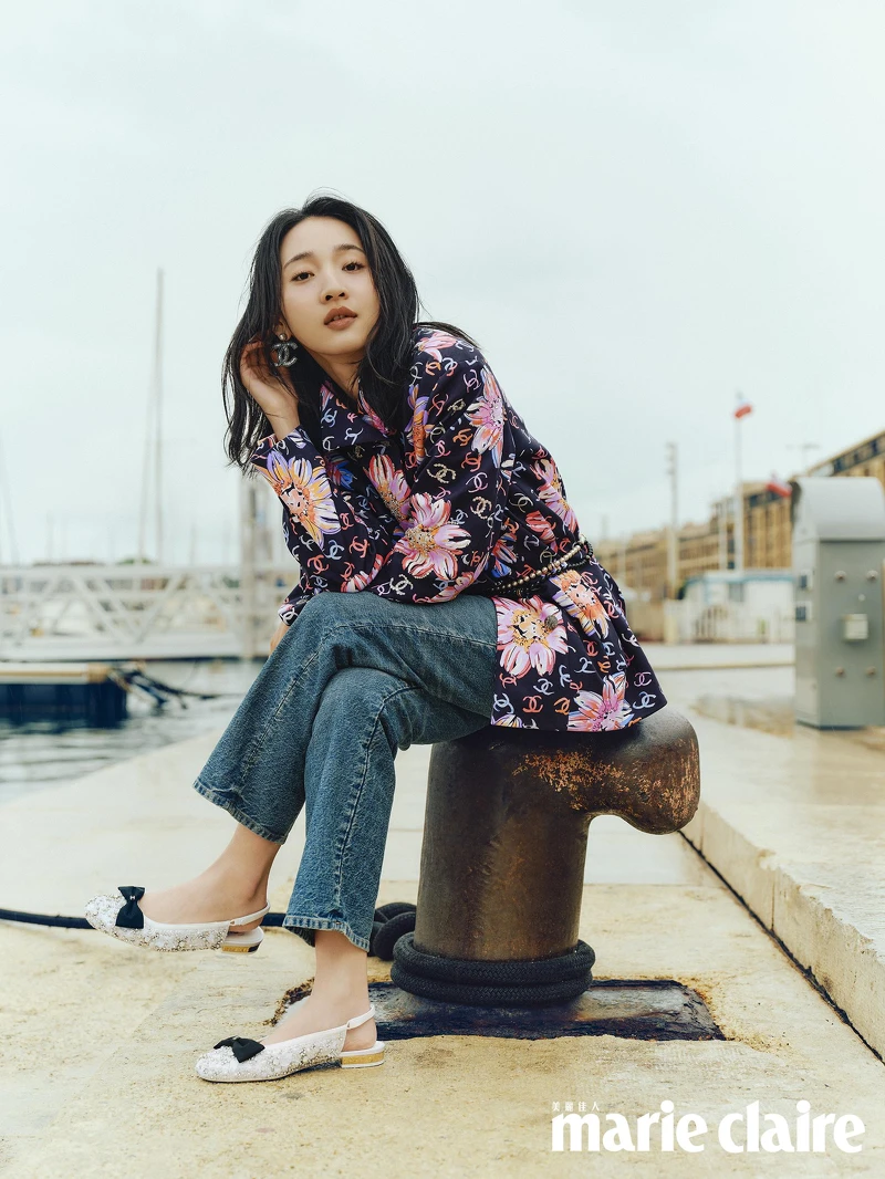 多彩與雙C LOGO花卉外套、水晶刺繡飾以蝴蝶結後繫帶鞋、服飾珠寶配件,all by Chanel。 多彩與雙C LOGO花卉外套、水晶刺繡飾以蝴蝶結後繫帶鞋、服飾珠寶配件,all by Chanel。