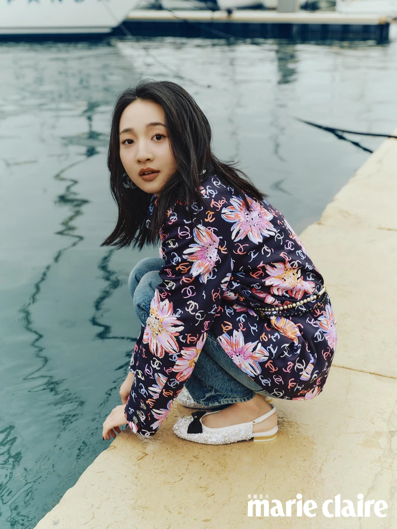 多彩與雙C LOGO花卉外套、水晶刺繡飾以蝴蝶結後繫帶鞋、服飾珠寶配件,all by Chanel。 多彩與雙C LOGO花卉外套、水晶刺繡飾以蝴蝶結後繫帶鞋、服飾珠寶配件,all by Chanel。