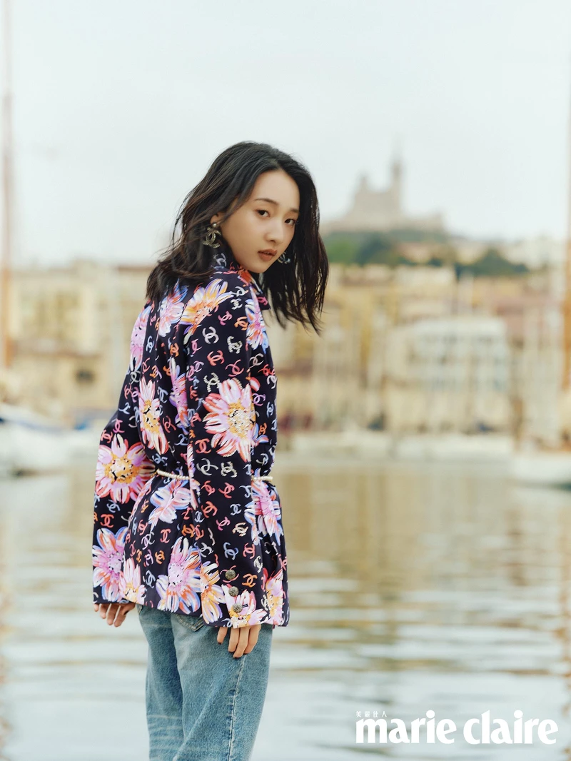 多彩與雙C LOGO花卉外套、服飾珠寶配件,both by Chanel。 多彩與雙C LOGO花卉外套、服飾珠寶配件,both by Chanel。