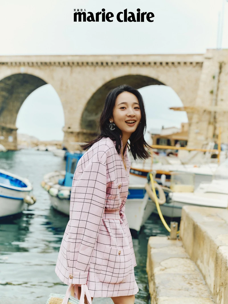 粉黑格紋斜紋軟呢綁帶大衣、服飾珠寶配件與包款,all by Chanel。 粉黑格紋斜紋軟呢綁帶大衣、服飾珠寶配件與包款,all by Chanel。