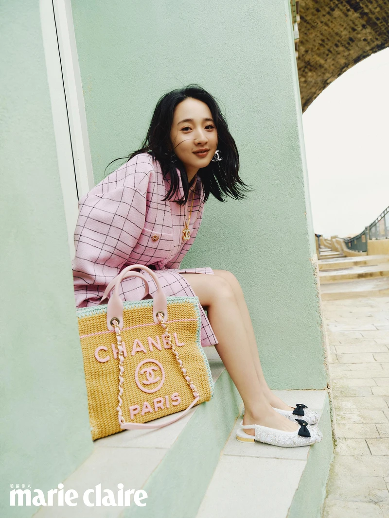 粉黑格紋斜紋軟呢綁帶大衣、水晶刺繡飾以蝴蝶結後繫帶鞋、香奈兒服飾珠寶配件與包款,all by Chanel。 粉黑格紋斜紋軟呢綁帶大衣、水晶刺繡飾以蝴蝶結後繫帶鞋、香奈兒服飾珠寶配件與包款,all by Chanel。