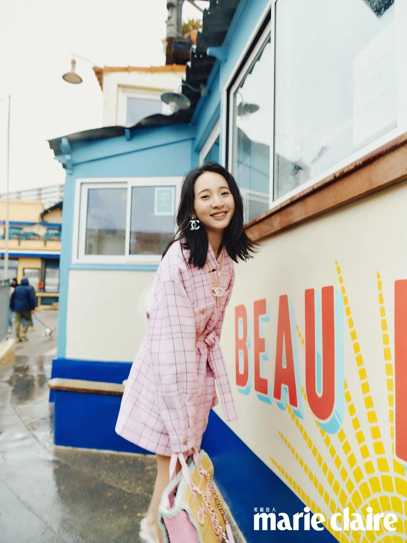 粉黑格紋斜紋軟呢綁帶大衣、水晶刺繡飾以蝴蝶結後繫帶鞋、香奈兒服飾珠寶配件與包款,all by Chanel。 粉黑格紋斜紋軟呢綁帶大衣、水晶刺繡飾以蝴蝶結後繫帶鞋、香奈兒服飾珠寶配件與包款,all by Chanel。