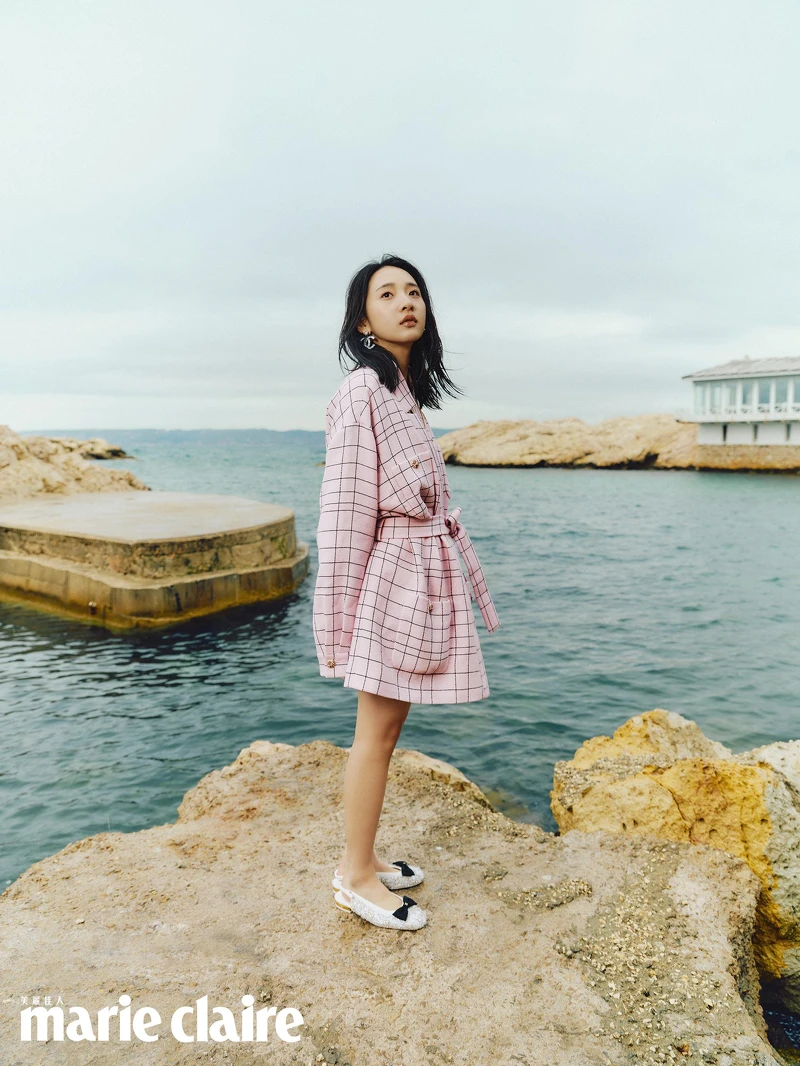 粉黑格紋斜紋軟呢綁帶大衣、水晶刺繡飾以蝴蝶結後繫帶鞋、服飾珠寶配件,all by Chanel。 粉黑格紋斜紋軟呢綁帶大衣、水晶刺繡飾以蝴蝶結後繫帶鞋、服飾珠寶配件,all by Chanel。