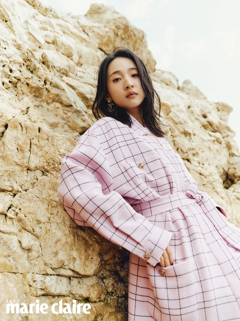 粉黑格紋斜紋軟呢綁帶大衣、服飾珠寶配件,both by Chanel。 粉黑格紋斜紋軟呢綁帶大衣、服飾珠寶配件,both by Chanel。