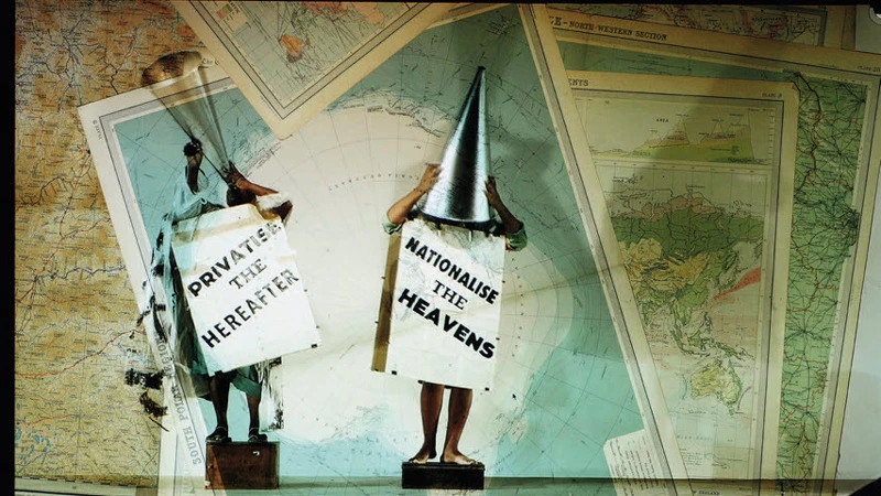 威廉．肯特里奇，《樣板戲札記》(影像截圖)，2015，高解析三頻投影裝置，11 分 14 秒。威廉．肯特里奇工作室，約翰尼斯堡，圖像由藝術家提供。