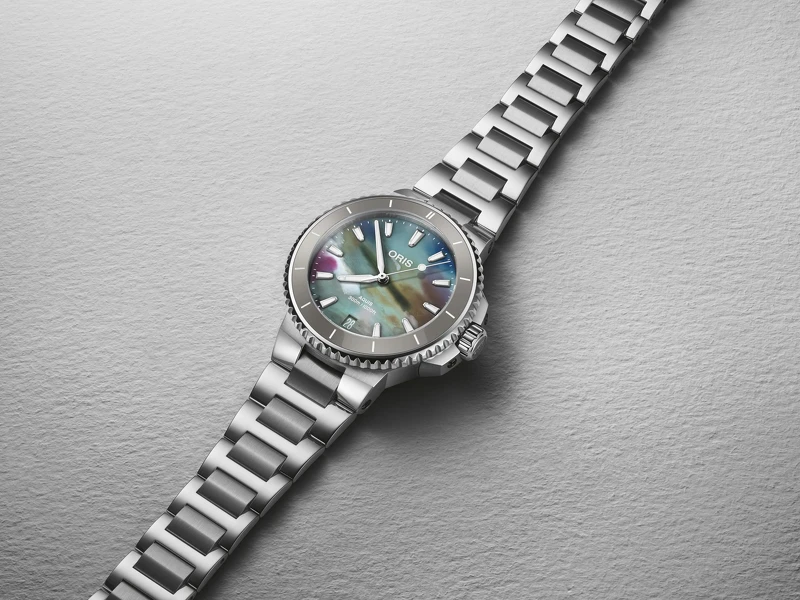 Aquis 系列直徑36.5mm款式日期腕錶