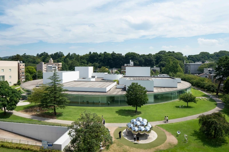 日本建築家妹島和世、西澤立衛所屬的「SANAA 建築事務所」設計的「金澤21世紀美術館」。