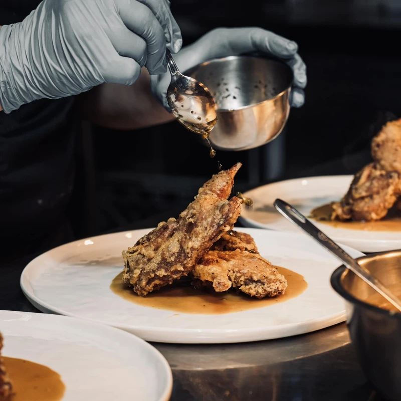 將里昂傳統 Bouchon 與巴黎摩登的 Bistro 相結合成獨具魅力的「Bouchon X Bistro」風格。 將里昂傳統 Bouchon 與巴黎摩登的 Bistro 相結合成獨具魅力的「Bouchon X Bistro」風格。