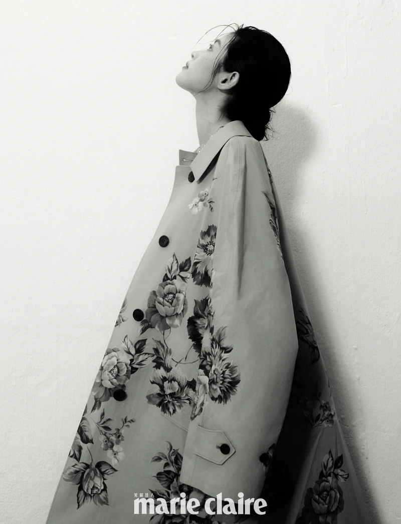 灰色花卉大衣,Prada;金色造型串接項鍊,Ferragamo。 灰色花卉大衣,Prada;金色造型串接項鍊,Ferragamo。