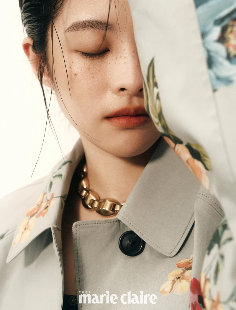 灰色花卉大衣,Prada;金色造型串接項鍊,Ferragamo。 灰色花卉大衣,Prada;金色造型串接項鍊,Ferragamo。