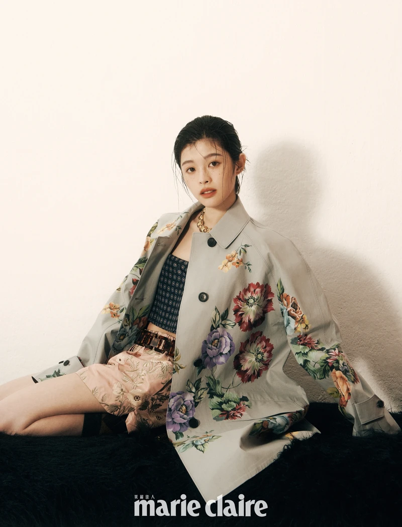 灰色花卉大衣、棉質格紋長襪、涼鞋,all by Prada;金色造型串接項鍊,Ferragamo。 灰色花卉大衣、棉質格紋長襪、涼鞋,all by Prada;金色造型串接項鍊,Ferragamo。