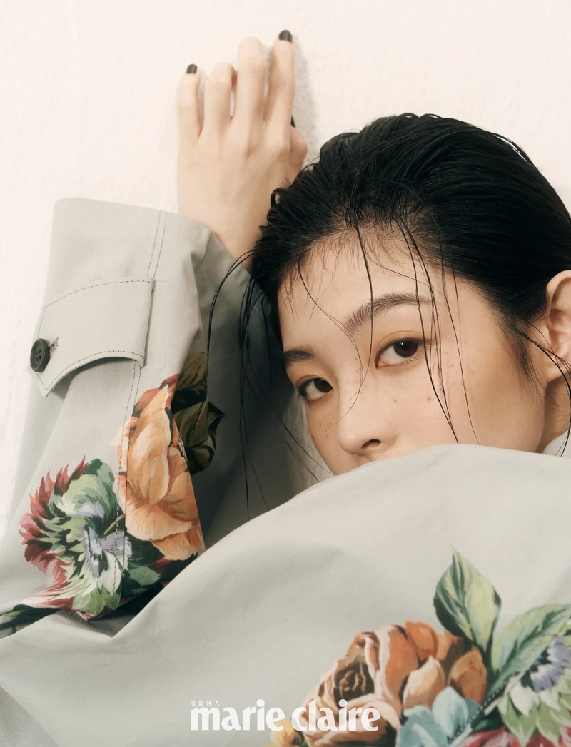 灰色花卉大衣,Prada。 灰色花卉大衣,Prada。