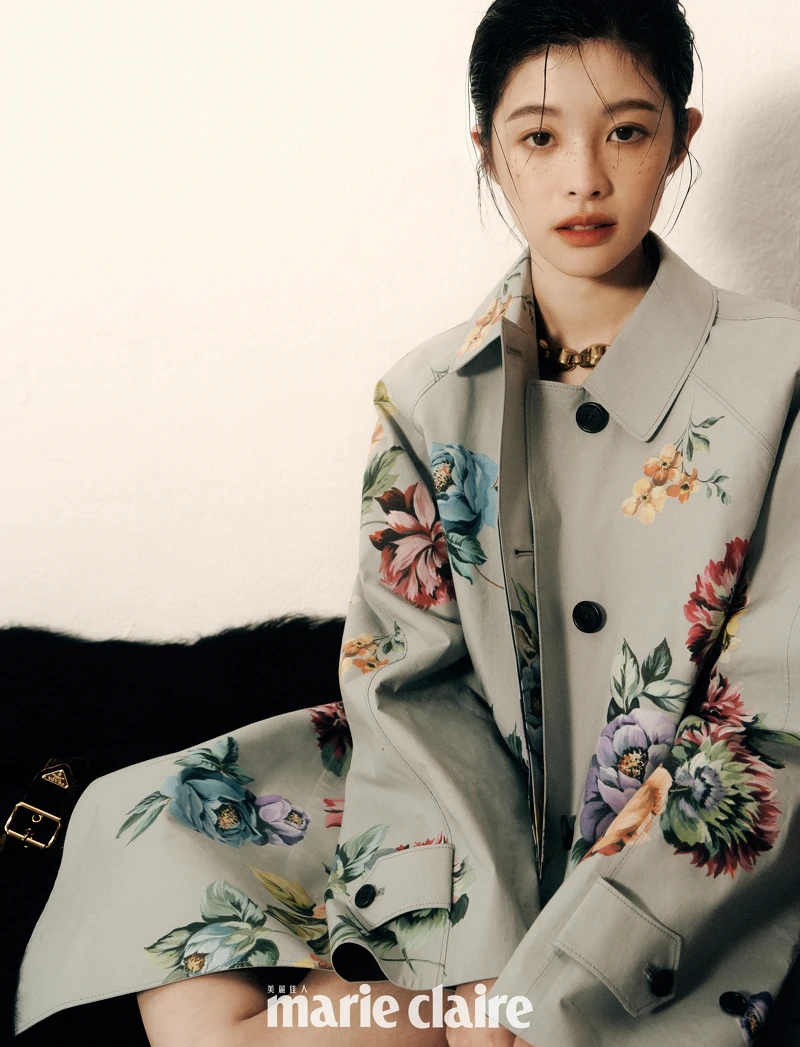 灰色花卉大衣、棉質格紋長襪、涼鞋,all by Prada;金色造型串接項鍊,Ferragamo。 灰色花卉大衣、棉質格紋長襪、涼鞋,all by Prada;金色造型串接項鍊,Ferragamo。