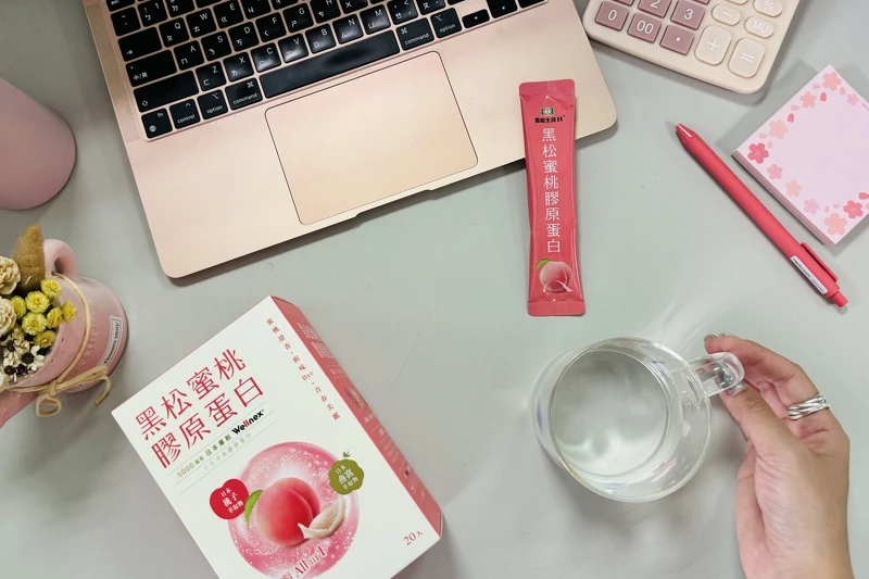 「黑松蜜桃膠原蛋白」的氣味和口感上較傳統膠原蛋白粉大幅降低腥味,打開包裝飄出淡淡蜜桃香氣。 「黑松蜜桃膠原蛋白」的氣味和口感上較傳統膠原蛋白粉大幅降低腥味,打開包裝飄出淡淡蜜桃香氣。