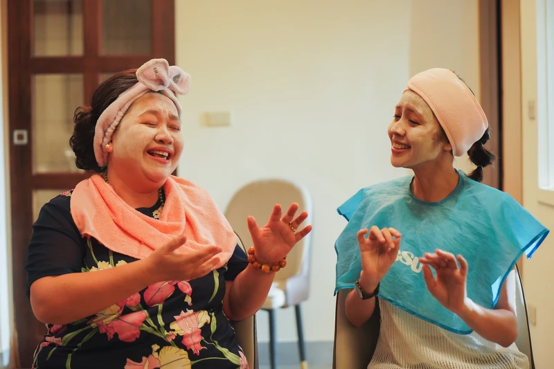 小鷗教戰如何當好媳婦,還帶彩香一起去挽面。 小鷗教戰如何當好媳婦,還帶彩香一起去挽面。