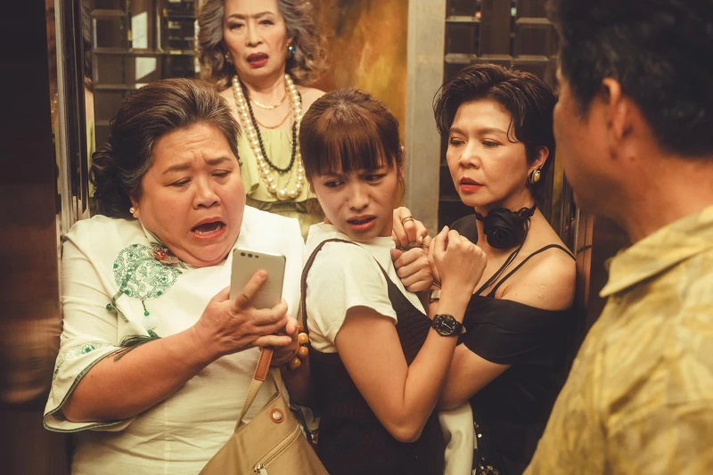 搭電梯要去吃飯時,發出的嗶嗶聲讓眾人很尷尬。 搭電梯要去吃飯時,發出的嗶嗶聲讓眾人很尷尬。