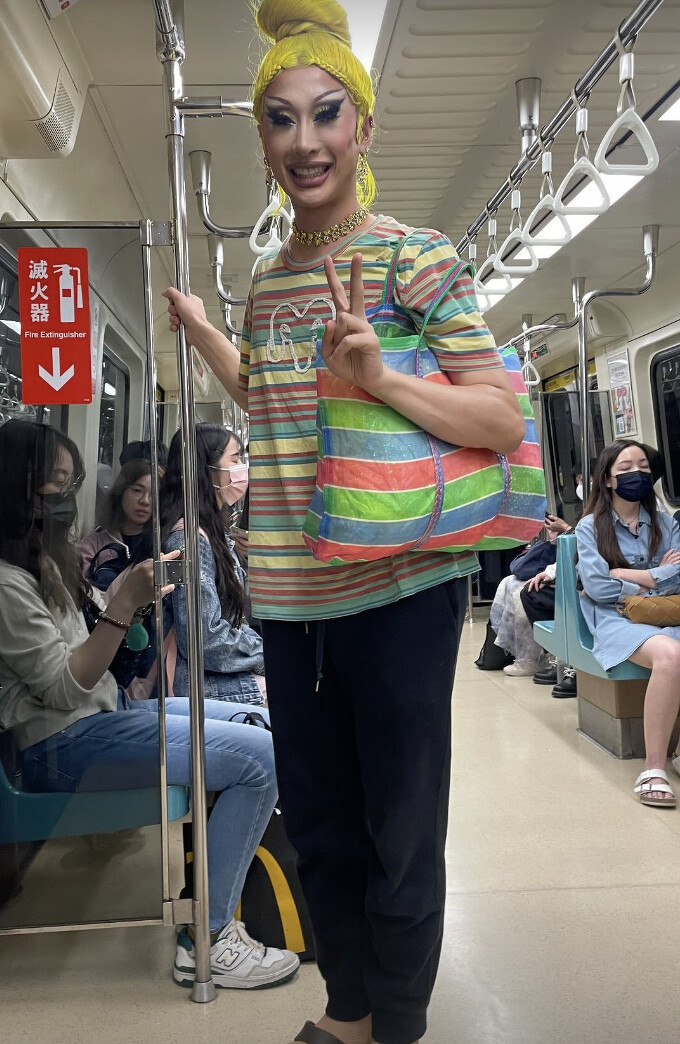 妮妃雅總統府表演在結束後，背著茄芷袋坐捷運